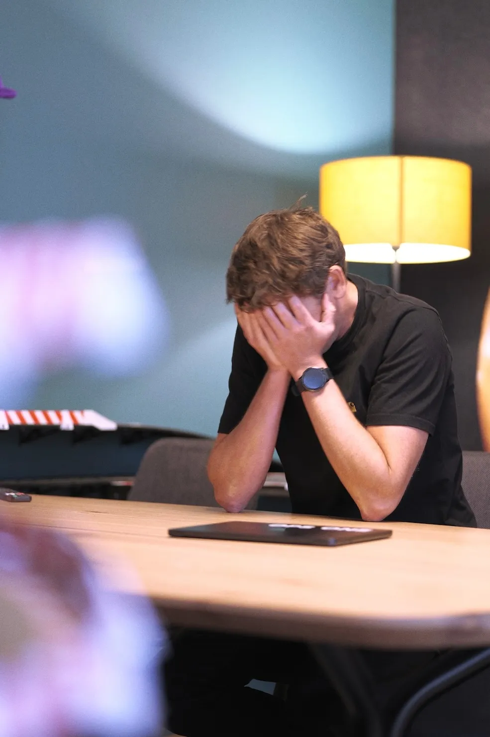 Martin mit dem Kopf in seinen Händen.