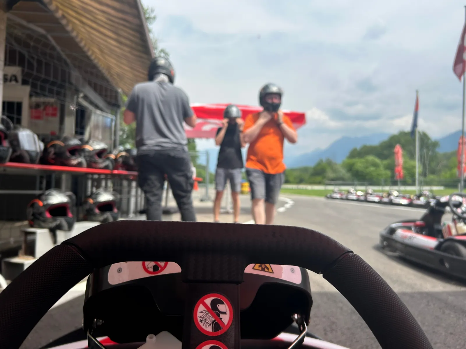 Bild einer Kartbahn, aus dem Kartsitz heraus.