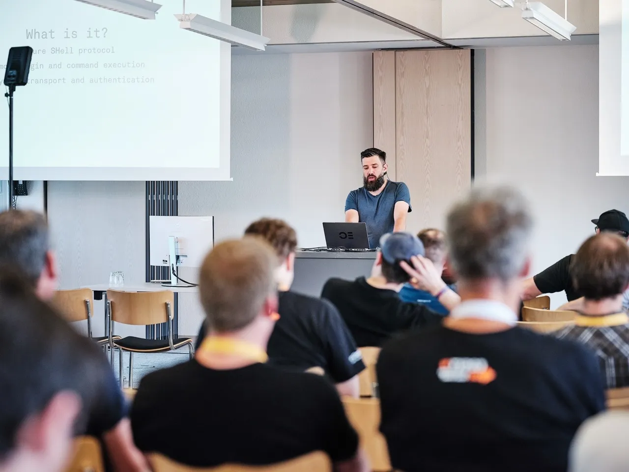 Andri an den TYPO3 Developer Days während seinem Vortrag zum Thema SSH.