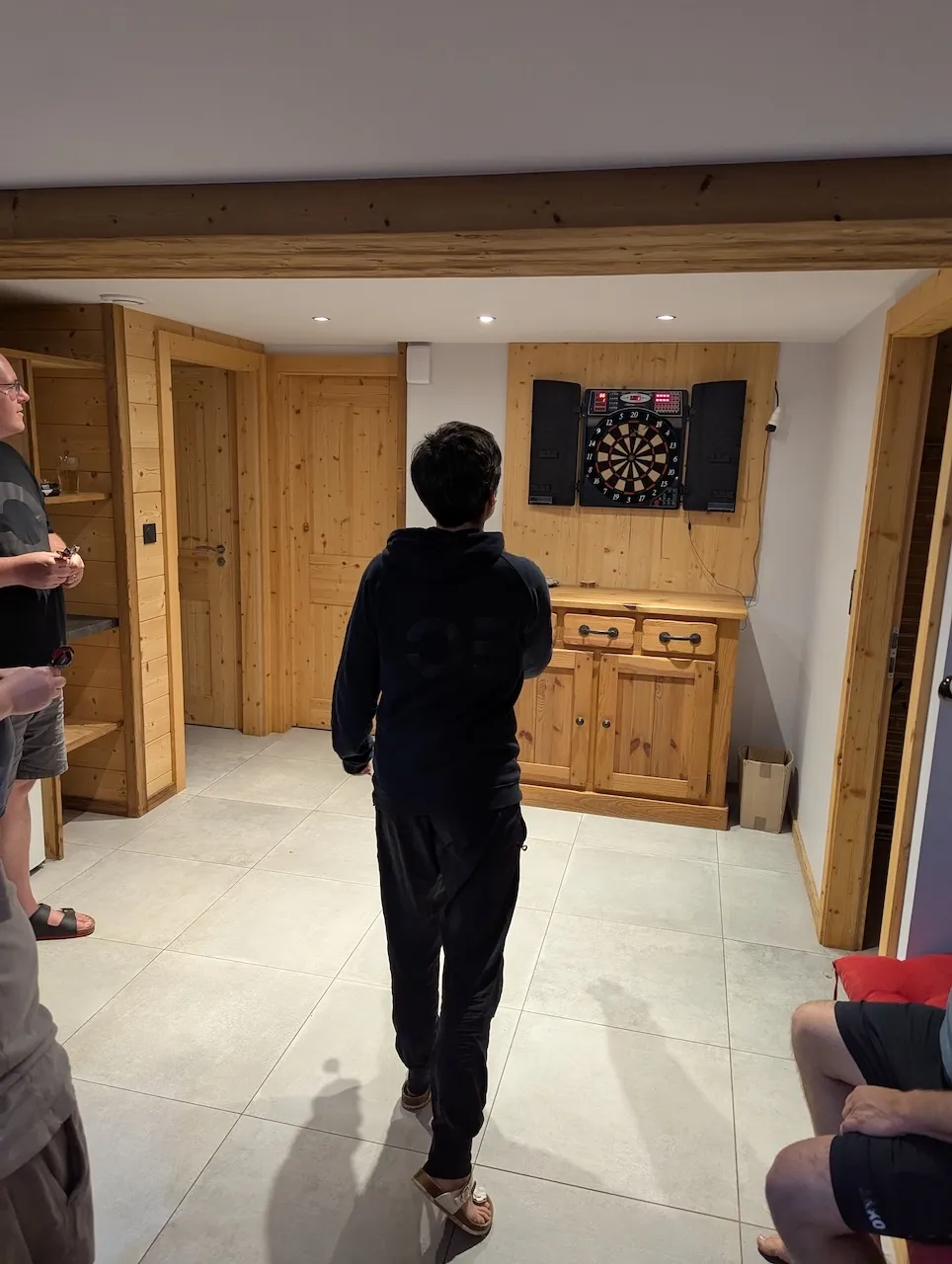 Sereina am Dart spielen.