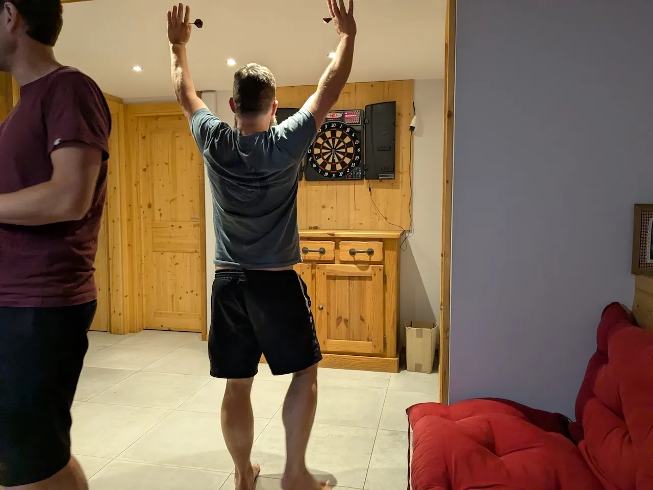 Andri am Dart-Spiel gewinnen.
