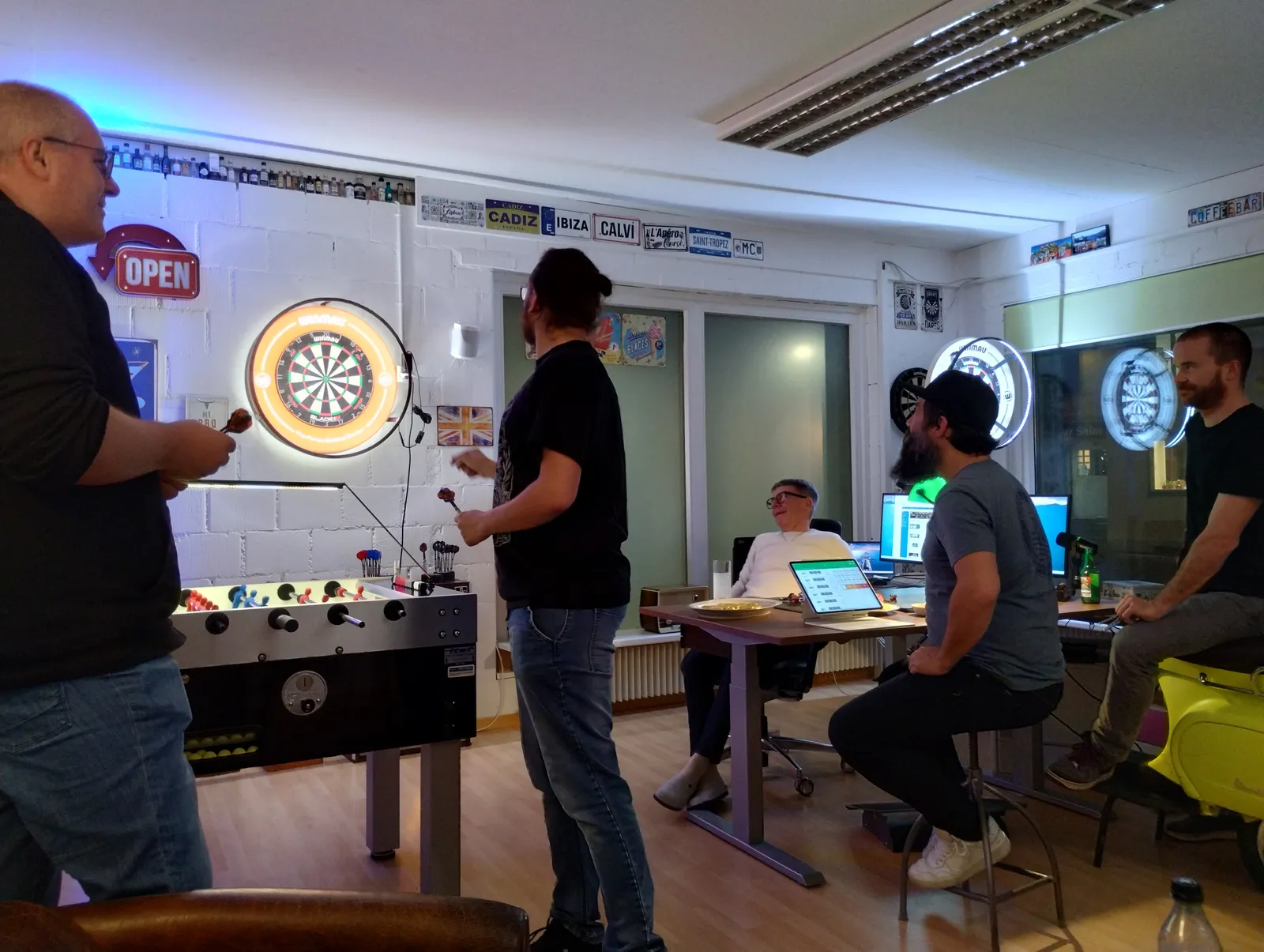 Ops One Team beim Dart spielen.