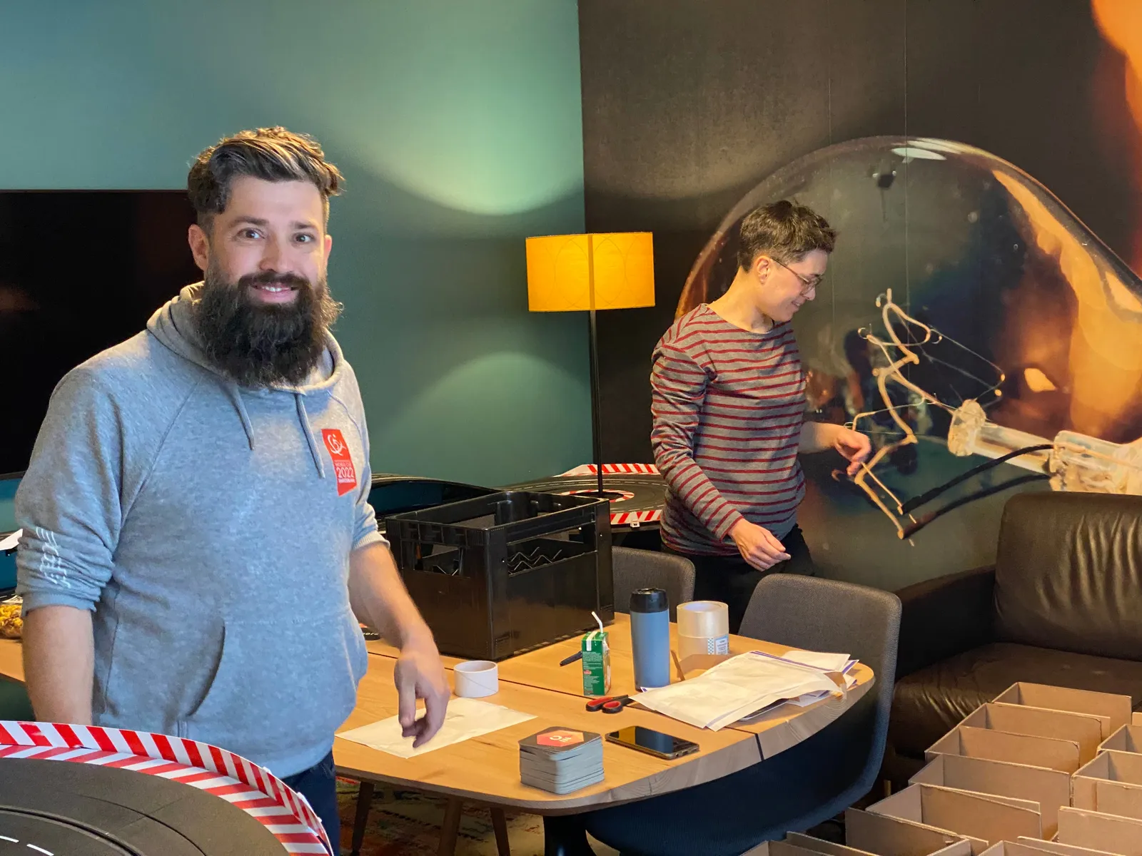 Andri und Sereina im Ops One Sitzungszimmer am Weihnachtspäckli packen.