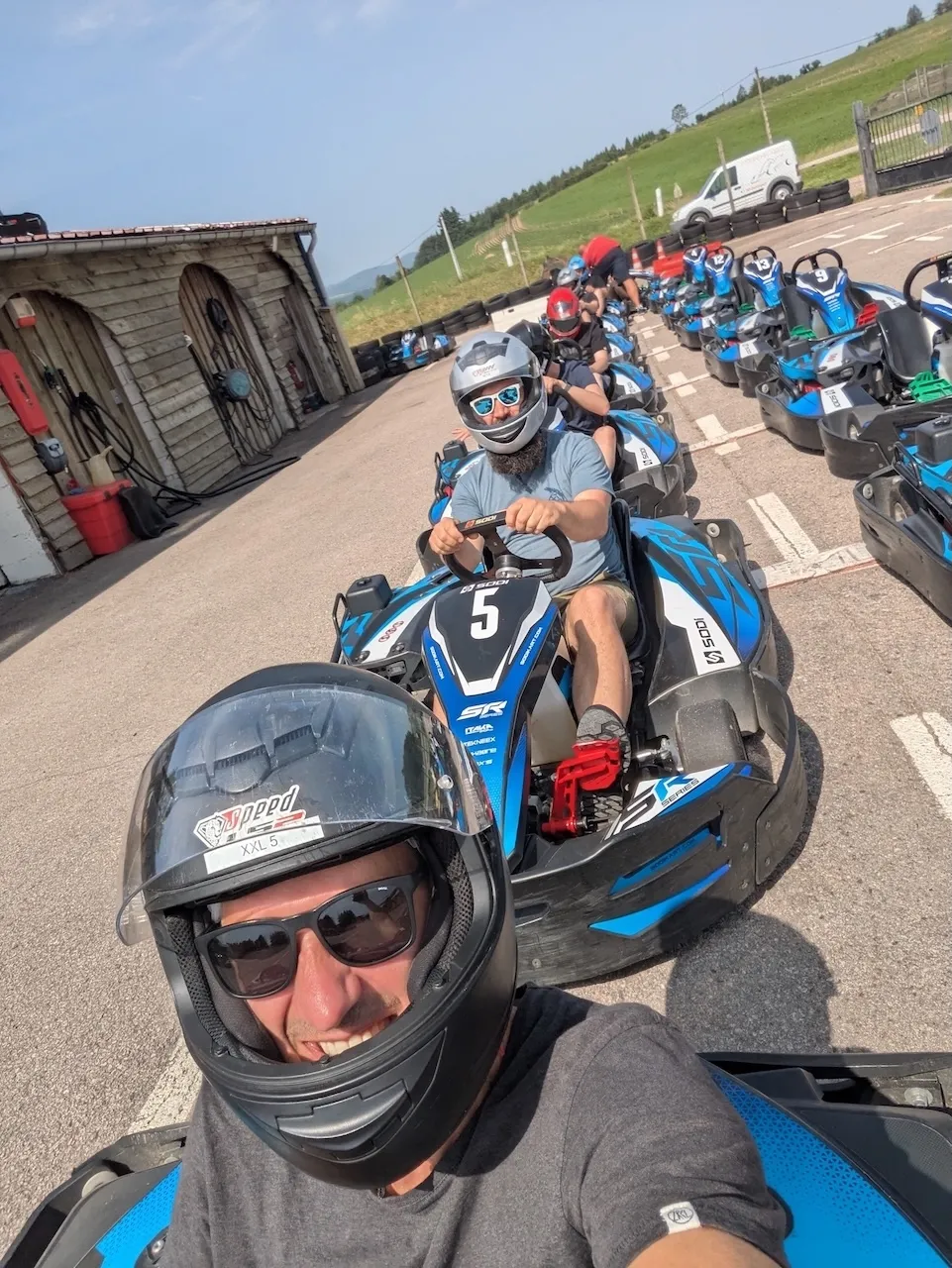 Ganzes Team auf 7 Karts hintereinander in den Startlöchern.