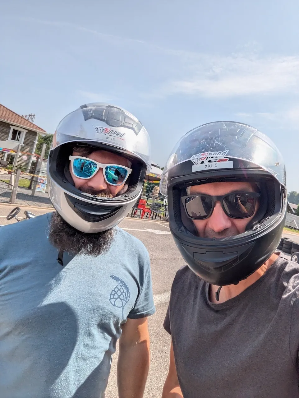 Andri und Martin in Kart-Helmen.