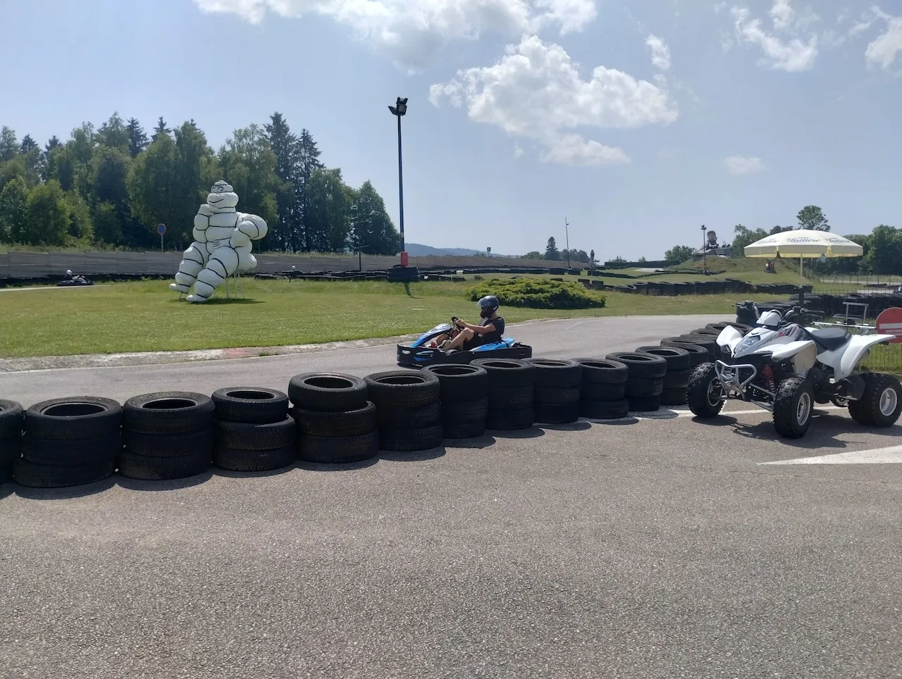 Martin auf dem Kart in einer Kurve vorbeifahrend.