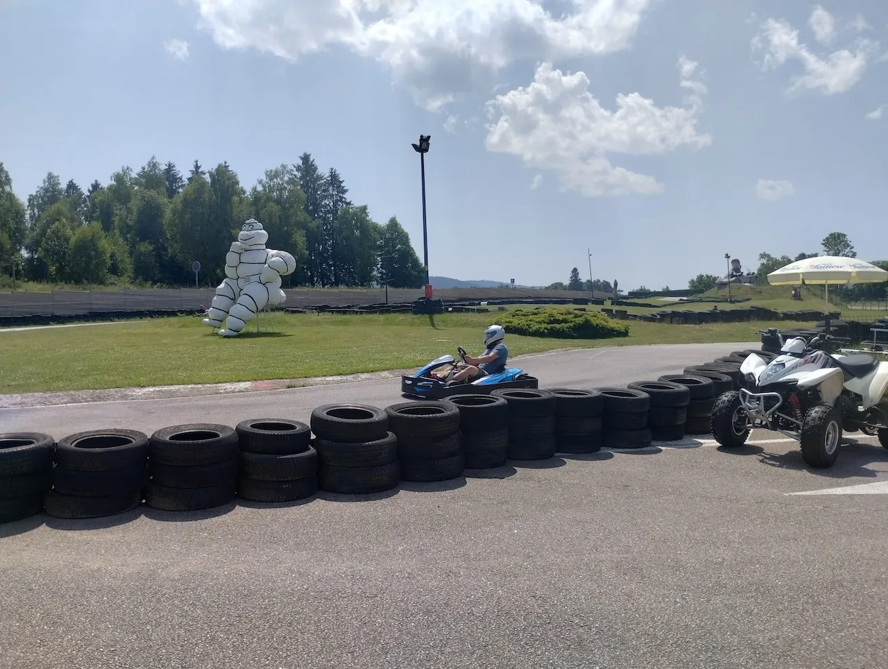 Andri auf einem Kart in einer Kurve vorbeifahrend.