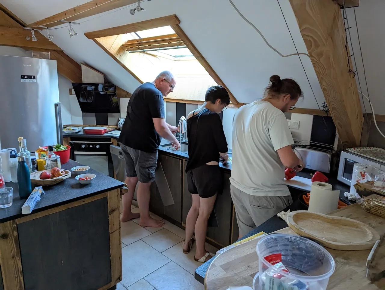 Mario, Sereina und David in der Küchen am Znacht vorbereiten.