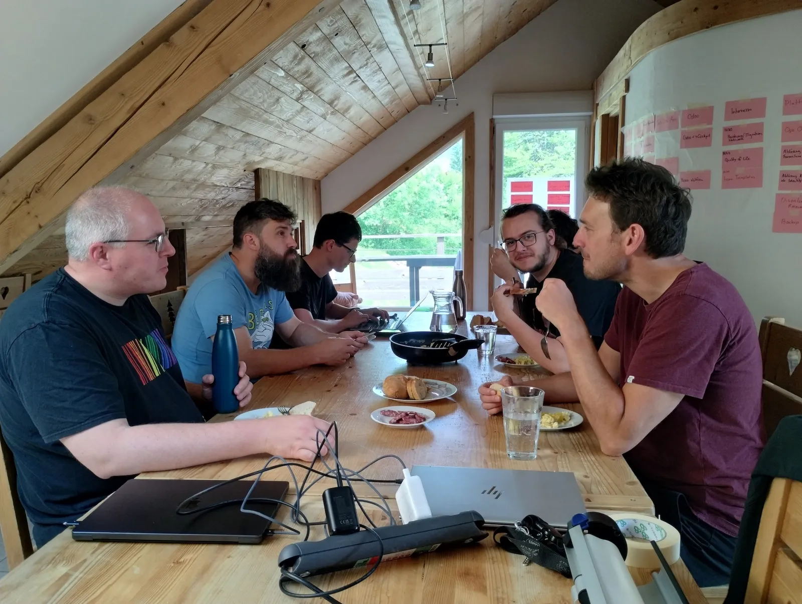 Das ganze Team beim Mittagessen.