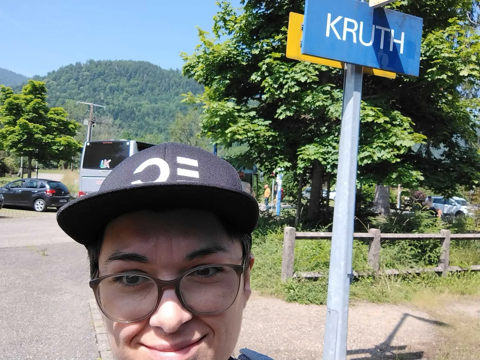 Sereina mit Ops One Hut vor einem Bahnhofsschild mit der Aufschrift "Kruth".