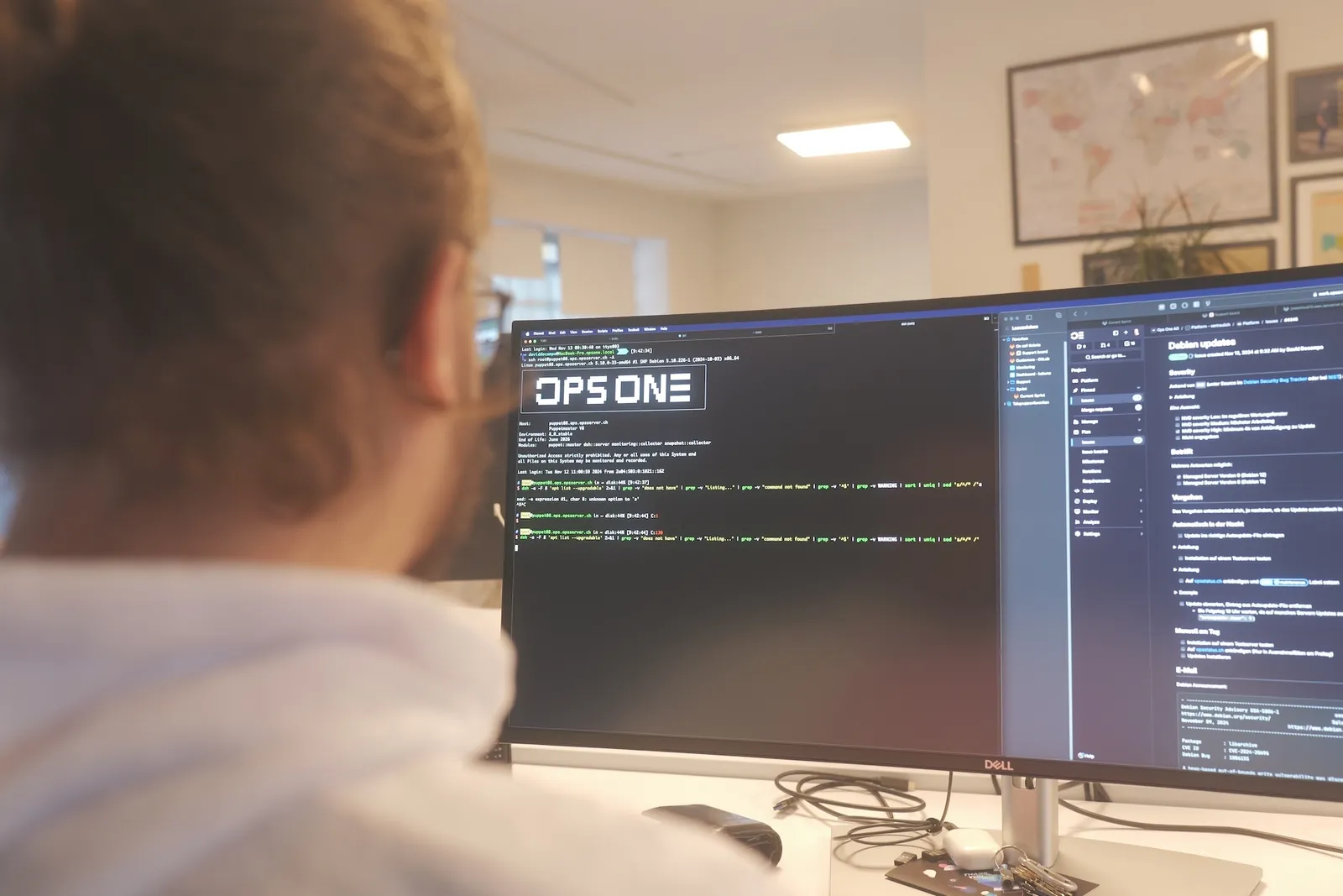 David im Ops One Büro vor seinem Bildschirm.