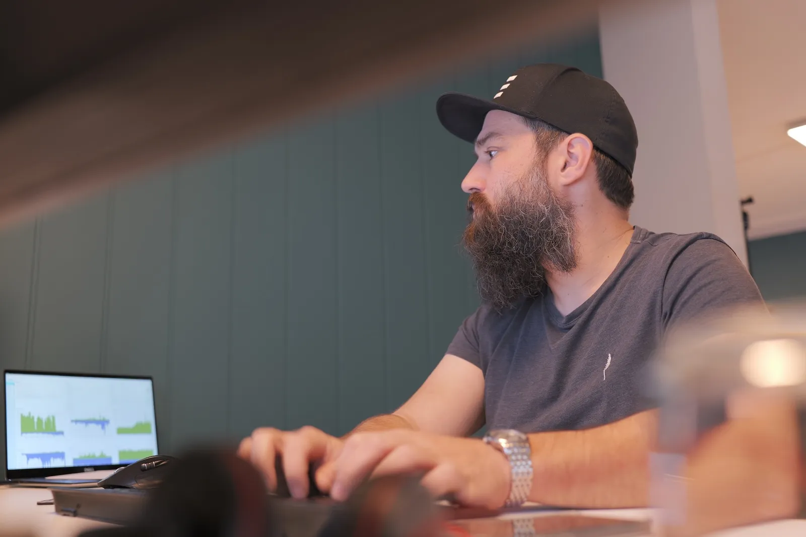 Andri im Ops One Büro an seinem Arbeitsplatz.