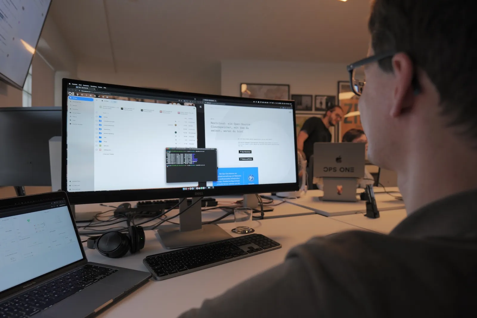 Markus im Ops One Büro an seinem Arbeitsplatz.