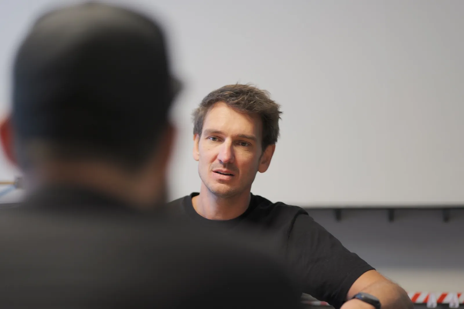Martin im Gespräch mit Andri im Sitzungszimmer von Ops One.