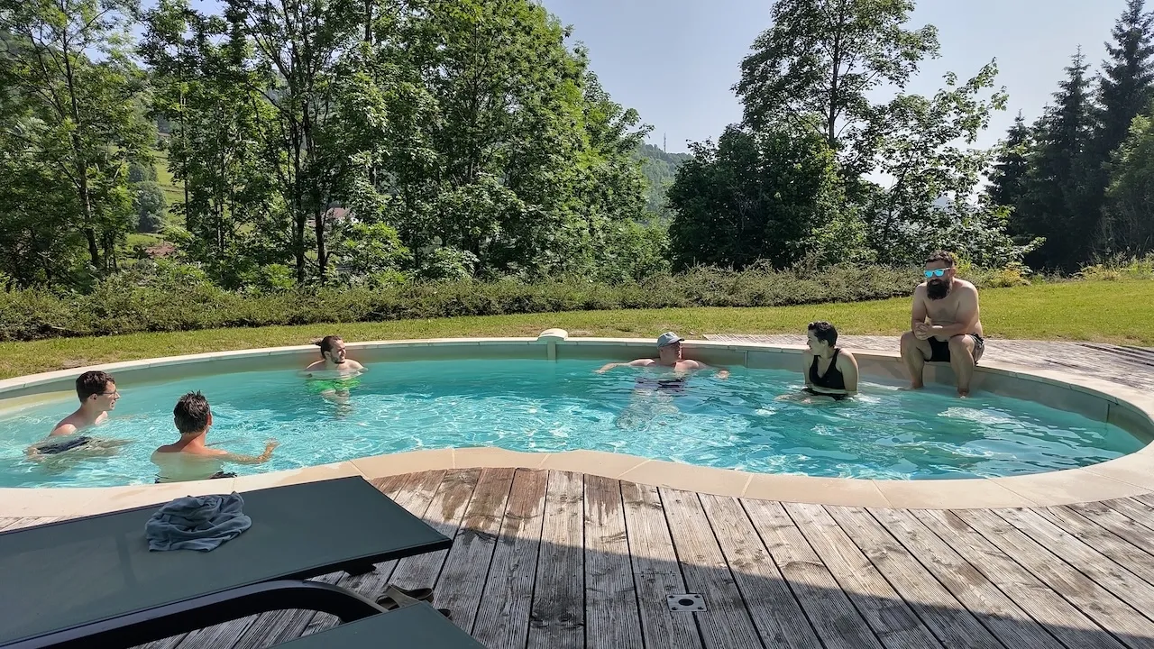 Ganzes Team im Pool in Gespräche vertieft am baden.