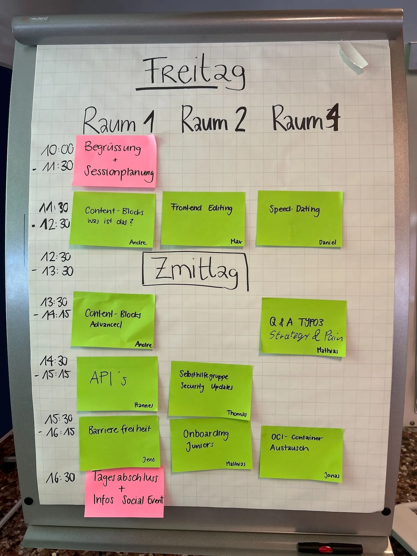 Stundenplan der Sessionplanung vom Freitag, Themen: Content Blocks – was ist das?, Frontend Editing, Speed Dating, Content Blocks Advanced, Q & A TYPO3 Strategy & Pain, APIs, Selbsthilfegruppe Security Updates, Barrierefreiheit, Onboarding Juniors, Austausch OCI Container