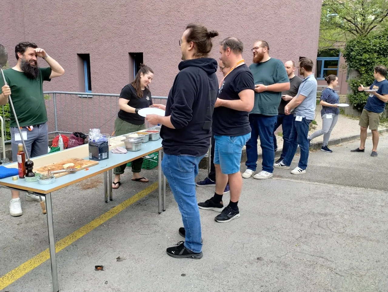 Schlange zum Anstehen beim Pizzaofen, es standen höchstens fünf, sechs Leute gleichzeitig an, dank superschnellem Team Ines & Andri