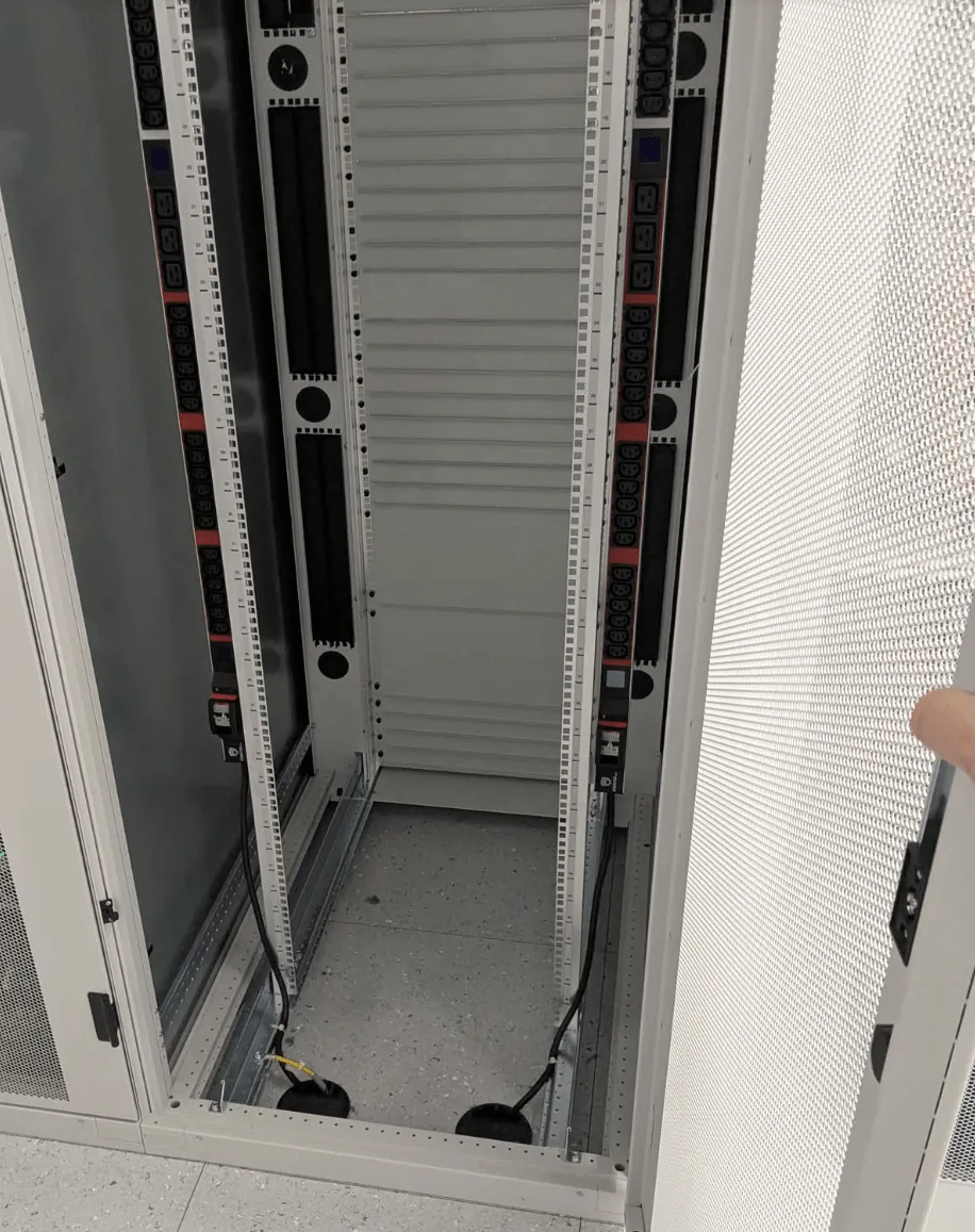 Leeres Rack in einem Datacenter